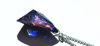 ラフォルム ガラスジュエリー ガラスアクセサリー Polyhedral shine galaxy 銀河の様々な煌きは例えようも無いほど美しい。そんな宇宙に煌く輝きを小さなガラスの結晶の中に表現しました。
立体形の不定形三角形の内部には、様々な色合…