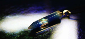 ラフォルム ガラスジュエリー ガラスアクセサリー SPARK CRYSTAL ガラスの神秘的なクリスタル(水晶)のフォルム内部には、ダイクロガラスを閉じ込めた美しい一点の煌き。ブルーの濃淡のグラデーションと共に、存在感のあるペンダントに仕上がりまし…