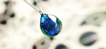 ラフォルム ガラスジュエリー ガラスアクセサリー Midnight fullmoon ～ 花鳥風月 ～ 神秘的な魅力と存在感のあるペンダントに仕上がりました。
表裏がふっくらとした涙形の立体形のフォルムには、全面ランダムなアイスロックカットを施し…