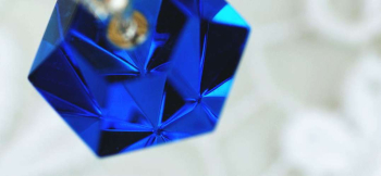 Reflection pyramid 内部に色や光が乱反射して、さまざまな幾何学模様をお楽しみいただけます。 ラフォルム ガラスジュエリー ガラスアクセサリー