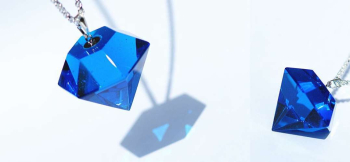 Reflection pyramid 光に透過すると、ガラス本来の色合いの幾何学模様を映し出します。 ラフォルム ガラスジュエリー ガラスアクセサリー