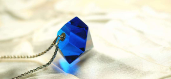 Reflection pyramid ガラスの厚みで変化する色の濃淡をお楽しみいただけます。 ラフォルム ガラスジュエリー ガラスアクセサリー