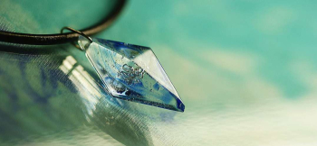 Happiness / for you ～ Seven white sapphire ～ 八面体の内部にはホワイトサファイア7石が煌きます。 ラフォルム ガラスジュエリー ガラスアクセサリー