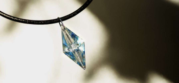 Happiness / for you ～ Seven white sapphire ～ クリアーとブルーの模様が光に反射してきれいです。 ラフォルム ガラスジュエリー ガラスアクセサリー