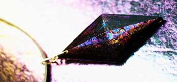 ラフォルム ガラスジュエリー ガラスアクセサリー 愛の大宇宙 ～ Royal glitter ～ 黒い宇宙を思わせる大ぶりの五面体に、何種類ものイリデセント（ラメ）を閉じ込めたペンダントです。シャープに盛り上がる頂点の周囲で、ゴールド、パープル、ブ…