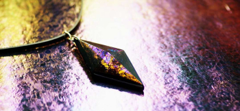 愛の大宇宙 ～ Royal glitter ～ 頂点をシャープに尖らせた五面体のフォルムです。 ラフォルム ガラスジュエリー ガラスアクセサリー