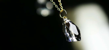 ラフォルム ガラスジュエリー ガラスアクセサリー Crystal moon rock 破損してしまったバカラのフックイヤリングを、透明感の美しさを残しながらペンダントへ生まれ変わらせました。表面には大胆なアイスロック加工を施し、もとのガラスが持つ端…