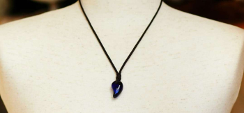勾玉 ~ Royal blue ~ 小ぶりで可愛らしい勾玉です。 ラフォルム ガラスジュエリー ガラスアクセサリー