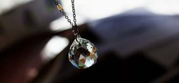 サンキャッチャーペンダント ～ 幻の銀水晶 ～ 細かなカットが施された透明なトップが光を集め、煌きます。 ラフォルム ガラスジュエリー ガラスアクセサリー