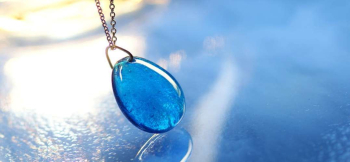ラフォルム ガラスジュエリー ガラスアクセサリー Healing blue ターコイズブルーに淡い青を大胆に流した、ふっくらと厚みのあるドロップ型ペンダントです。表裏の滑らかな曲面が手のひらへやさしくなじみ、ガラスらしい透明感と確かな存在感を伝えま…