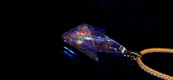 ラフォルム ガラスジュエリー ガラスアクセサリー Arrow mystic cosmic ～ 宇宙を翔ける流星群 ～ 時空を超えて翔ける流星群を表現したスピード感のある美しいペンダントに仕上がりました。
フォルムは矢のようなシャープなフォルムで、…