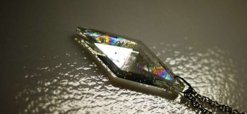 ラフォルム ガラスジュエリー ガラスアクセサリー Pure dream ～ Crystal pyramid ～ 一見するとシンプルで透明な五面体。時折魅せる美しく神秘的なレインボーラメの煌きに魅了されます。写真でお伝えできない様々な表情を、ぜひお手…