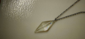 Pure dream ～ Crystal pyramid ～ 一見するとクリアーの単色のようにも見えます。 ラフォルム ガラスジュエリー ガラスアクセサリー