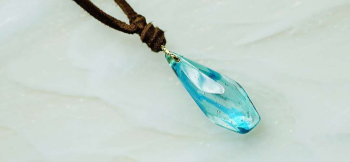 聖水の結晶 氷のかけらのようなアイスロックカットを施しています。 ラフォルム ガラスジュエリー ガラスアクセサリー