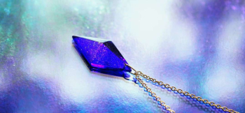 Blue universe of stardust 光の透過で、輝きの色合いも変化して見えます。 ラフォルム ガラスジュエリー ガラスアクセサリー