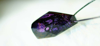 ラフォルム ガラスジュエリー ガラスアクセサリー Black sparkle rock 黒い鉱物の原石を思わせる大ぶりなガラスへ、荒々しく不規則なアイスロック加工を施しました。深いブラックの奥では紫やブルーのイリデセント（ラメ）が煌き、暗い岩肌に星…