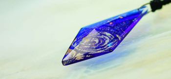 銀河百花繚乱 ～ 青きオーロラ ～ 内部は神秘的な銀河のイメージです。 ラフォルム ガラスジュエリー ガラスアクセサリー