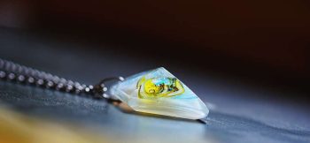 White galaxy ピラミッドのような5面体。再度から見ると模様が反射しさまざまな表情に。 ラフォルム ガラスジュエリー ガラスアクセサリー