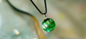 Various gleam sphere 内部に「思い出の大切なもの」を封入したメモリアルペンダントです。 ラフォルム ガラスジュエリー ガラスアクセサリー