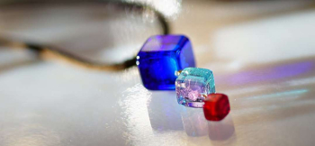 Gradational Cube サイズと色合いのグラデーションが素敵な、メモリアルペンダントです。 ラフォルム ガラスジュエリー ガラスアクセサリー