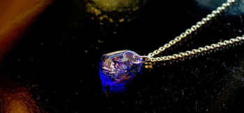 Meteorite from space 内部には散りばめたような様々な色合いのラメが煌きます。 ラフォルム ガラスジュエリー ガラスアクセサリー