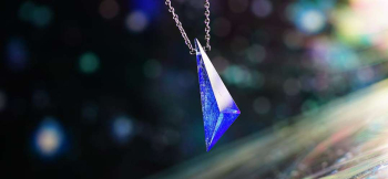 ラフォルム ガラスジュエリー ガラスアクセサリー Blue triangle crystal 『Blue triangle crystal』は、青の色彩を生かした胸元を彩るガラスペンダントです。
スタイリッシュな変形六面体のガラスのペンダント。ラ…