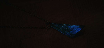 Blue triangle crystal 暗闇では優しいブルーの光。 ラフォルム ガラスジュエリー ガラスアクセサリー