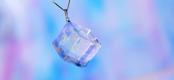 ラフォルム ガラスジュエリー ガラスアクセサリー Sparkling crystal cube 清々しいほど透明感のあるクリアーな宇宙。煌くラメと淡いブルーの神秘的なイメージを閉じ込めたガラスの立方体ペンダントに仕上がりました。見る角度や光の当たり…