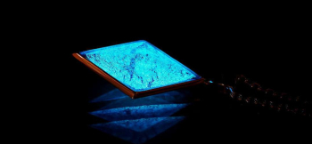 ラフォルム ガラスジュエリー ガラスアクセサリー Collaborate Dreamblue ～ Mysterious Illumination ～ ブルーのガラスを端正な八面体に磨き上げ、その周囲をSilver925の枠で包んだコラボレーションペ…