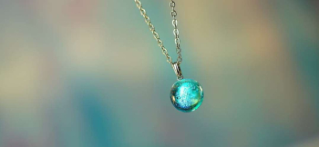 ラフォルム ガラスジュエリー ガラスアクセサリー Dichroic planet width circle ～ Aqua ～ 『Dichroic planet width circle ～ Aqua ～』は、青緑の色彩を生かした胸元を彩るガラスペン…