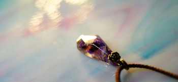 秘洞の薔薇 ~ Purple ~ カットを施したフォルム。内部にはダイクロガラスの煌き。 ラフォルム ガラスジュエリー ガラスアクセサリー