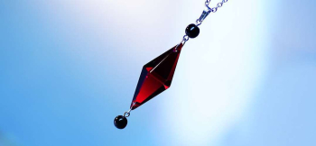Standard Dreamblue ～ Destiny ～ 上下に黒のガラスビーズを組み合わせた八面体ペンダントです。 ラフォルム ガラスジュエリー ガラスアクセサリー