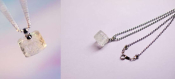 Snow cube ボールチェーン付きです。 ラフォルム ガラスジュエリー ガラスアクセサリー