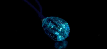 雪と氷のドロップ 淡く神秘的で優しい蓄光加工。 ラフォルム ガラスジュエリー ガラスアクセサリー