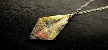 ラフォルム ガラスジュエリー ガラスアクセサリー 銀河百花繚乱 ～ 金襴の宙 ～ 金襴な煌きを存分にご堪能いただける美しい五面体ペンダントに仕上がりました。光の当たり方で内部に施した銀河の渦や煌きの印象が大胆に変化する神秘的な作品です。ベースにはコ…