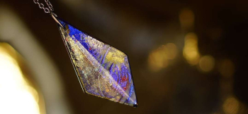 銀河百花繚乱 ～ 金襴の宙 ～ 光の透過と反射で雰囲気を変えます。 ラフォルム ガラスジュエリー ガラスアクセサリー