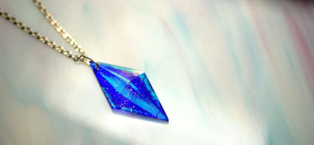 Pure dream ～ Aurora ～ 夜空を彩るオーロラを閉じ込めた五面体ペンダント。 ラフォルム ガラスジュエリー ガラスアクセサリー