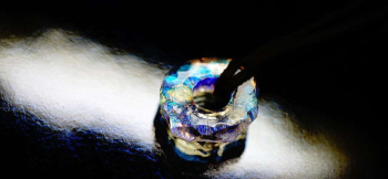 ラフォルム ガラスジュエリー ガラスアクセサリー SPARKLING FROZEN CIRCLE 凍てついた大地に残された光の輪を思わせる、厚みのあるサークルペンダントです。透明なガラスの表面へ不規則なアイスロック加工を施し、内側には青や紫、虹色へ…