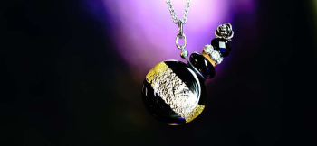 香水瓶ペンダント / ラウンド・ブラック(金箔) 金箔を施したブラックの色合い。 ラフォルム ガラスジュエリー ガラスアクセサリー