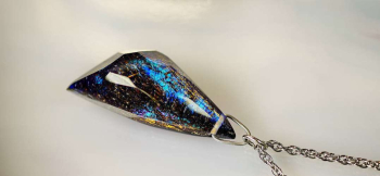 ラフォルム ガラスジュエリー ガラスアクセサリー Polyhedral shine galaxy ～ 神秘なる光 ～ 美しく神秘的なブルー、パープル、ゴールドなどの様々な表情がホログラムのように内部に投影されるように煌く美しいアイスロックペンダント…