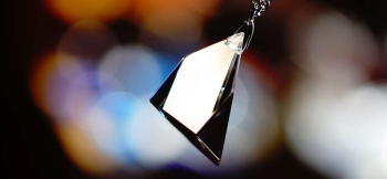 ラフォルム ガラスジュエリー ガラスアクセサリー Amazing prism 望遠鏡などに利用されている「ダハプリズム」。映画『そのときは彼によろしく』に登場するプリズムペンダントをモチーフに、サイズやフォルムをアレンジした存在感のある世界にひとつ…