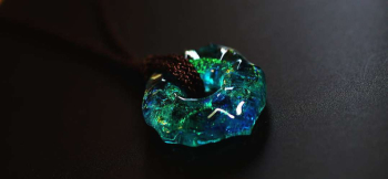 BRIGHT MARINE CIRCLE 内部のダイクロガラスは様々な表情に煌きます。 ラフォルム ガラスジュエリー ガラスアクセサリー