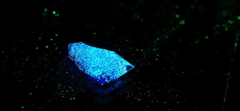 BLUE ROCK ICE 暗闇では神秘的な光を放ちます。 ラフォルム ガラスジュエリー ガラスアクセサリー