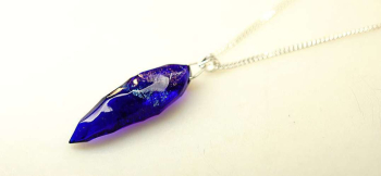 ラフォルム ガラスジュエリー ガラスアクセサリー Crystal blue ～ 煌めく海 ～ 美しく神秘的な煌きを施した、牙のようなフォルムのスタイリッシュなペンダントに仕上がりました。表面のランダムなアイスロックカットと内部の煌きが美しい逸品です…