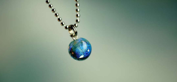 ラフォルム ガラスジュエリー ガラスアクセサリー Dichroic aquablue planet 澄んだアクアブルーの小さな球体に、青く煌くダイクロガラスとイリデセントを閉じ込めました。手の中に収まるほど小ぶりでありながら、光が差し込むと内部から…