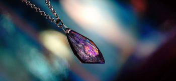 Polyhedral shine galaxy ～ 幻想の煌き ～ 内部のラメが見る角度や光の当たり方で変化していきます。 ラフォルム ガラスジュエリー ガラスアクセサリー