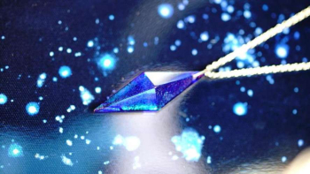 Pure dream ～ Royal blue Pyramid ～ 細身でシャープな印象の五面体ペンダントです。 ラフォルム ガラスジュエリー ガラスアクセサリー