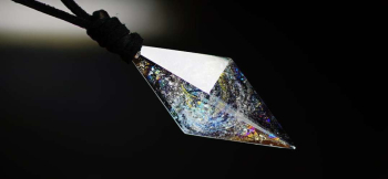 ラフォルム ガラスジュエリー ガラスアクセサリー Dreamblue ～ Crystal galaxy ～ もしも、透明なクリスタルの宇宙があったら・・・。そんな雰囲気を再現した存在感のある美しくスタイリッシュな八面体フォルムのオリジナルペンダント…