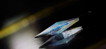 Dreamblue ～ Crystal galaxy ～ 厚みを抑えた八面体フォルム。 ラフォルム ガラスジュエリー ガラスアクセサリー