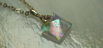ラフォルム ガラスジュエリー ガラスアクセサリー Pyramid Jewel 煌く透明なピラミッド(正四角錐)ペンダント。内部のダイクロガラスの煌きは、見る角度や光の当たり方の変化で美しく変化します。ぜひお手にとってお楽しみいただきたい作品です。